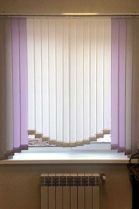 белые фиолетовые сиреневые вертикальные жалюзи в офисе