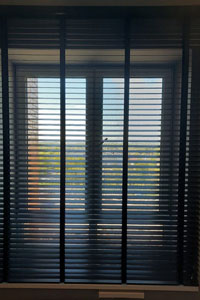 жалюзи деревянные на окне в Брянске